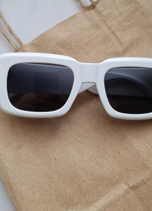 Білі сонцезахисні окуляри1 фото