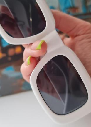 Білі сонцезахисні окуляри3 фото