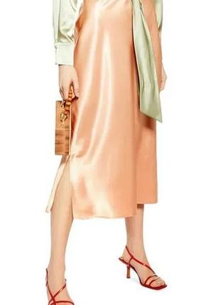 Стильная сатиновая атласная персиковая юбка миди с разрезами по бокам2 фото