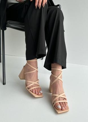Бежевые босоножки на каблуке,венгрия