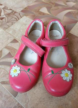Туфлі clarks рожеві шкіряні туфельки нарядні з натуральної шкіри з ромашками