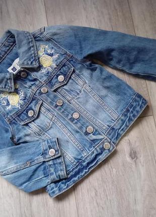 Джинсова куртка з вишивкою