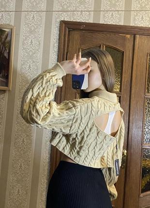 Оверсайз вкорочений светр з вирізом на спині новий1 фото