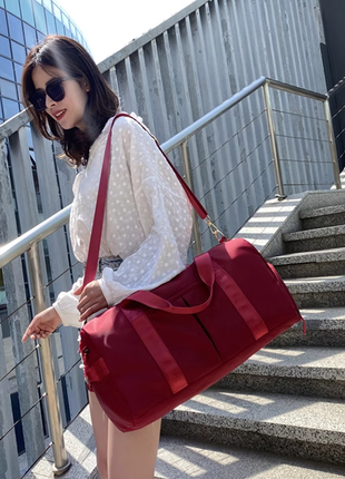 Нова червона спортивна сумка для подорожей