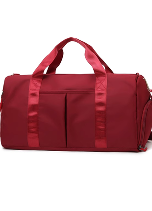 Новая красная спортивная сумка для путешествий