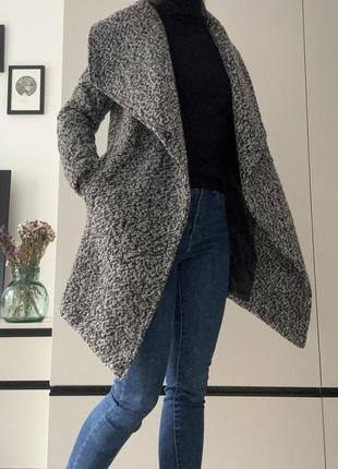 Жіноче сіре пальто divided з широким комірем. весна/осінь. розмір 36