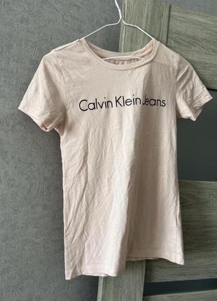 Розовая футболочка calvin klein 🤍1 фото