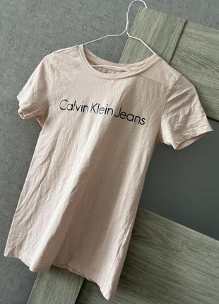 Розовая футболочка calvin klein 🤍4 фото