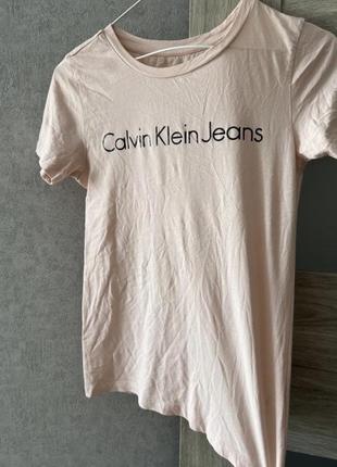 Розовая футболочка calvin klein 🤍3 фото