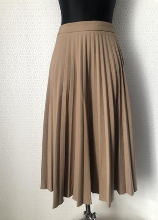 Стильная плиссированная юбка плиссе трендового цвета кемел от stradivarius, размер  s