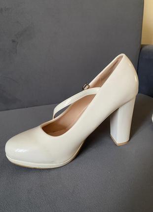 Туфлі на каблуку білого кольору2 фото