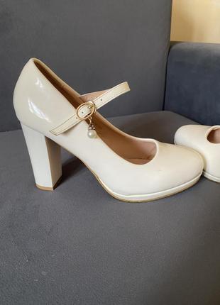 Туфлі на каблуку білого кольору4 фото