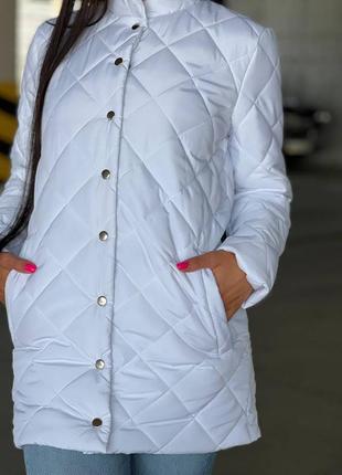 Куртка з плащівки на кнопочках подовжена у ромб стьобана на синтепоні курточка біла чорна бежева класична утепленна трендова стильна8 фото