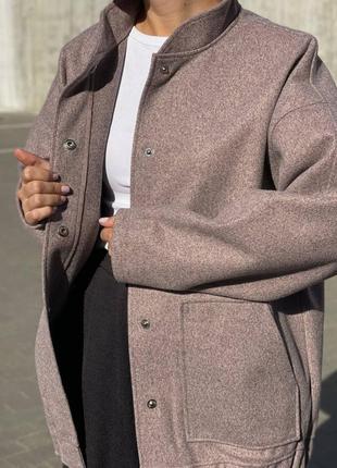 Кашемірова сорочка пальто оверсайз на кнопочках з накладними кишенями бежева графітова коричнева тепла трендова стильна3 фото