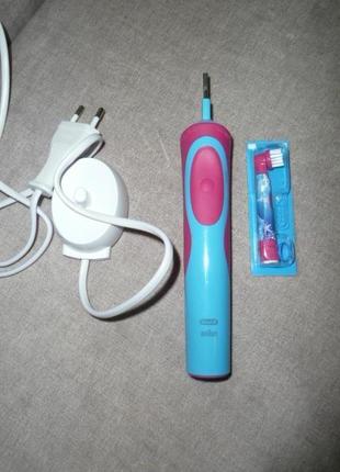 Детская электрическая зубная щетка oral-b braun stage power/d100 frozen