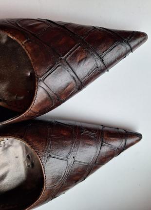 Шкіряні туфлі-човники louvre на шпильці3 фото