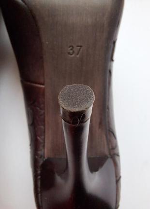 Шкіряні туфлі-човники louvre на шпильці9 фото