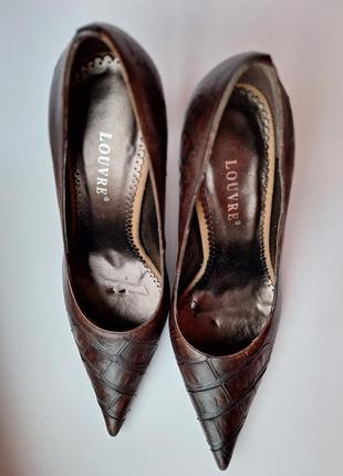 Шкіряні туфлі-човники louvre на шпильці2 фото