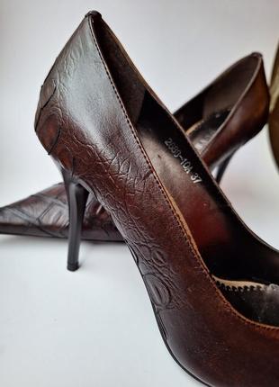 Шкіряні туфлі-човники louvre на шпильці6 фото