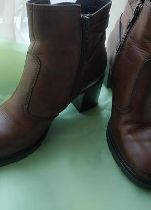 Зручні коричневі черевики ботильйони