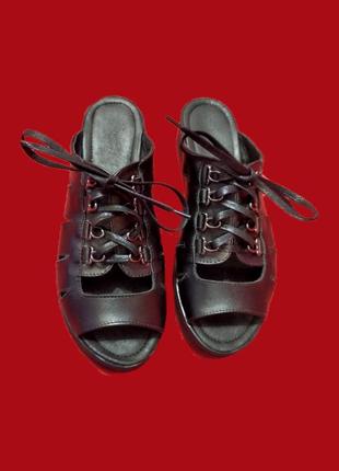 Шкіряні жіночі шльопанці чорного кольору