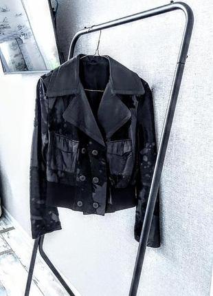 Шкіряна коротка чорна куртка зі вставками коров'ячого хутра.1 фото