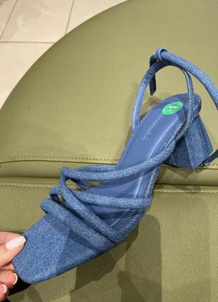Джинсові босоніжки на середньому каблуці босоніжки з квадратним носком stradivarius джинсовые босоножки на квадратном каблуке2 фото