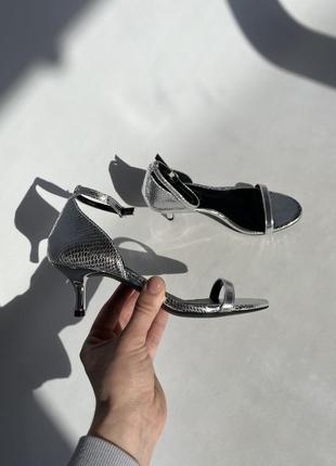 Актуальні босоніжки на низькому каблучку туфлі сандалі2 фото