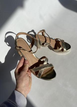 New look актуальні босоніжки на високому товстому каблуку трендові туфлі сандалі6 фото