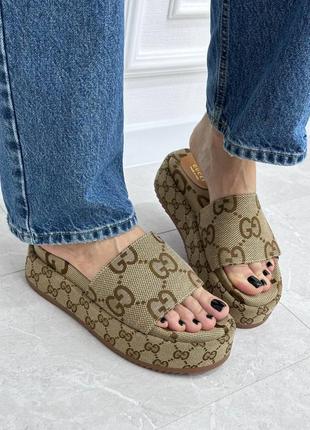 Шльопанці на платформі