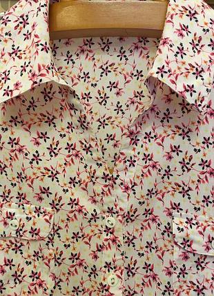 Дуже красива та стильна брендова сорочка у квіточках.