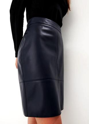 Актуальная кожаная женская юбка с высокой посадкой темно синяя юбка эко-кожа прямая юбка на флисе3 фото