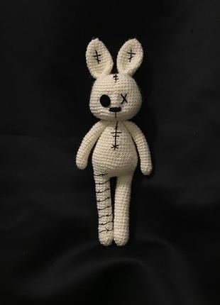 Іграшка ручної роботи зайченя в готичному стилі