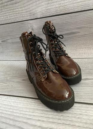 Черевики ботінки боти мартінси ботинки берці коричневі  на платформі лаковані тренд y2k1 фото