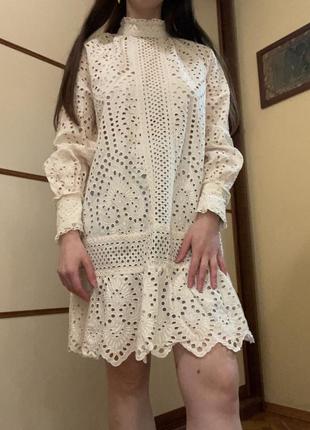 Молочна сукня з вишивкою рішельє