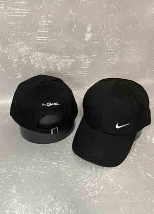 Чорна кепка з вишивкою nike