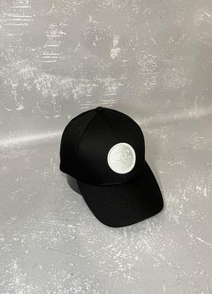 Чорна кепка з білою вишивкою c.p. company3 фото