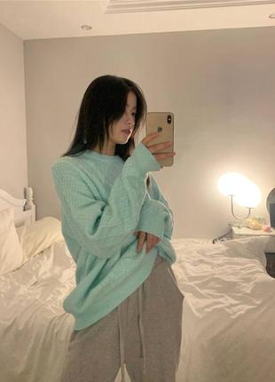 Мятный свитер с узором