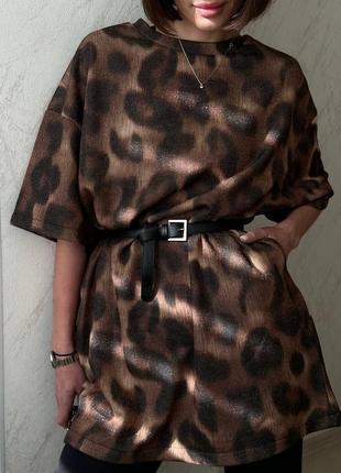 Подовжена футболка-сукня оверсайз з блиском з принтом леопарда4 фото