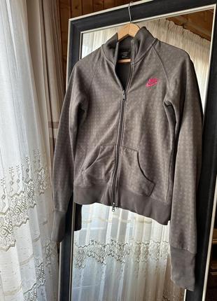 Кофта nike на замочке коричневого цвета с розовым вышитым лого, имеет удлиненные манжеты на рукавах и два кармана2 фото