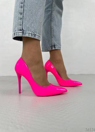 Рожеві лаковані жіночі туфлі лодочки на шпильці підборі1 фото