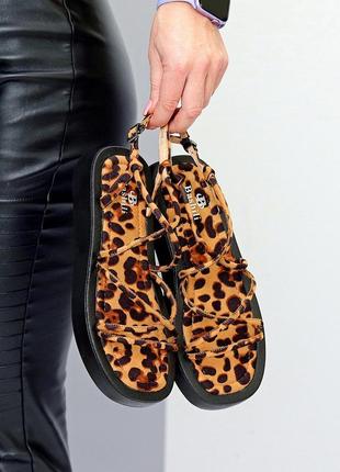 Модные леопардовые женские босоножки плетенка низкий ход в ассортименте