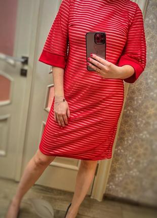 Червона сукня