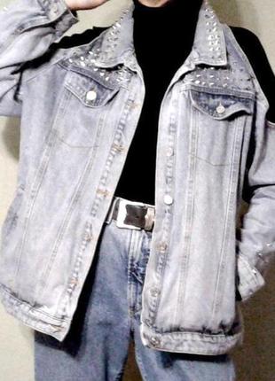 Джинсовая куртка missguided с заклепками-шипами, с открытыми плечами2 фото