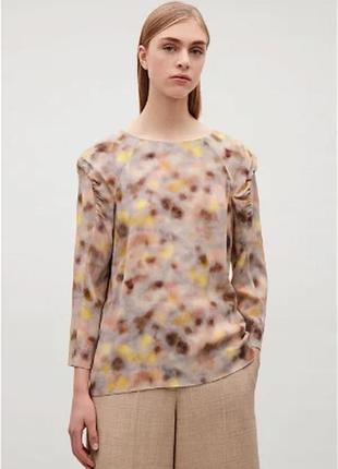 Блуза cos printed blouse with gathered detail / 38