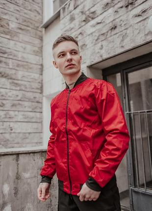 Легкий весняний бомбер червоний