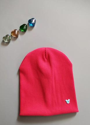 Нова шапка на дівчинку. весна