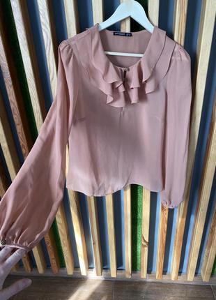 Шифонова жіночна блідо-персикова блуза з обʼємним коміром-рюшою