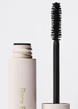 Туш rare beauty by selena gomez  perfect strokes universal volumizing mascara3 фото