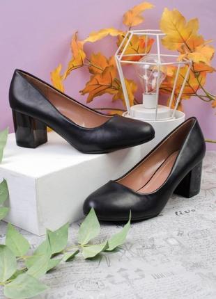 Стильные черные туфли на широком удобном каблуке